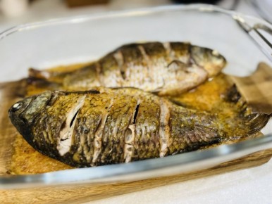 Караси, запеченные в сметане: классика с новым подходом