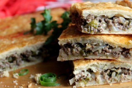 Волшебство греческого пирога с мясом и зеленью: оторваться невозможно