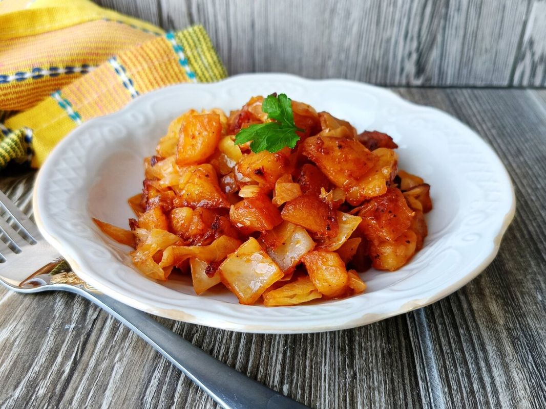 Вкус и удобство в каждой ложке: бюджетная солянка на сковороде