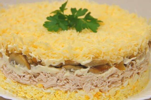 Слоеные салаты с грибами и курицей для любого повода