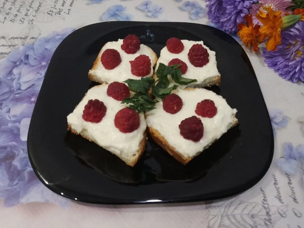 Вкусные горячие бутерброды с творожной начинкой и ягодами для завтрака