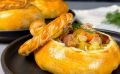 Вкусные традиции: как приготовить жаркое в хлебных горшочках