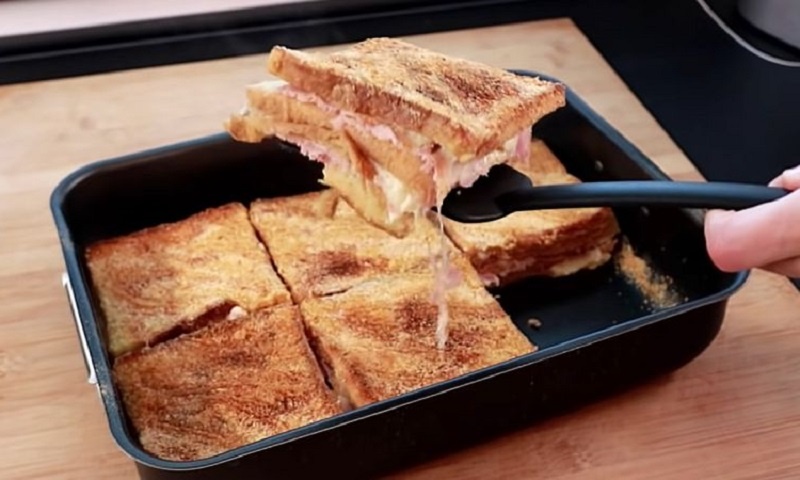 Вкусная запеканка из хлеба с сыром и ветчиной: как удивить семью