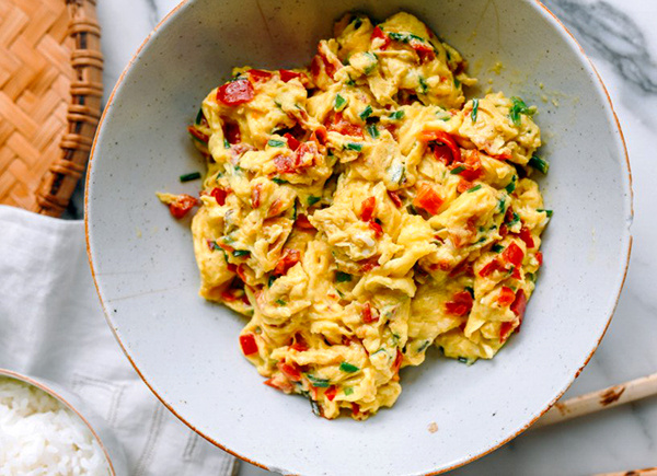 Вкусное спасение: быстрая болтунья с квашеными перцами по-китайски