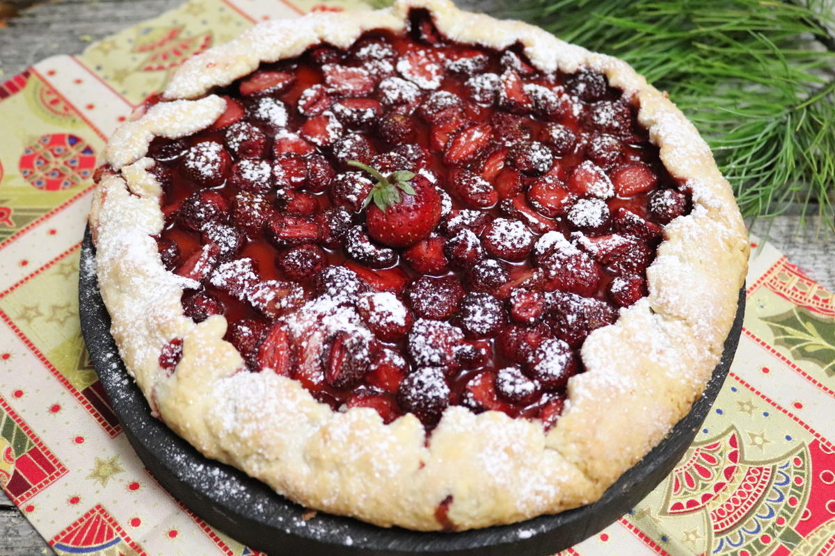 Песочный пирог с ягодами: быстро и вкусно для праздничного чаепития