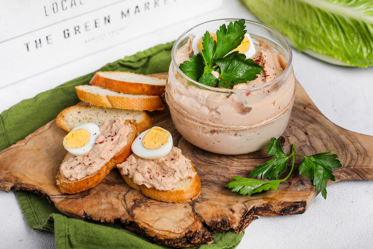 Наслаждение итальянской брускеттой: Рецепт с тунцом и перепелиными яйцами