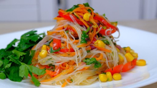 Салат с фунчозой: легкость и яркие вкусы на вашем столе