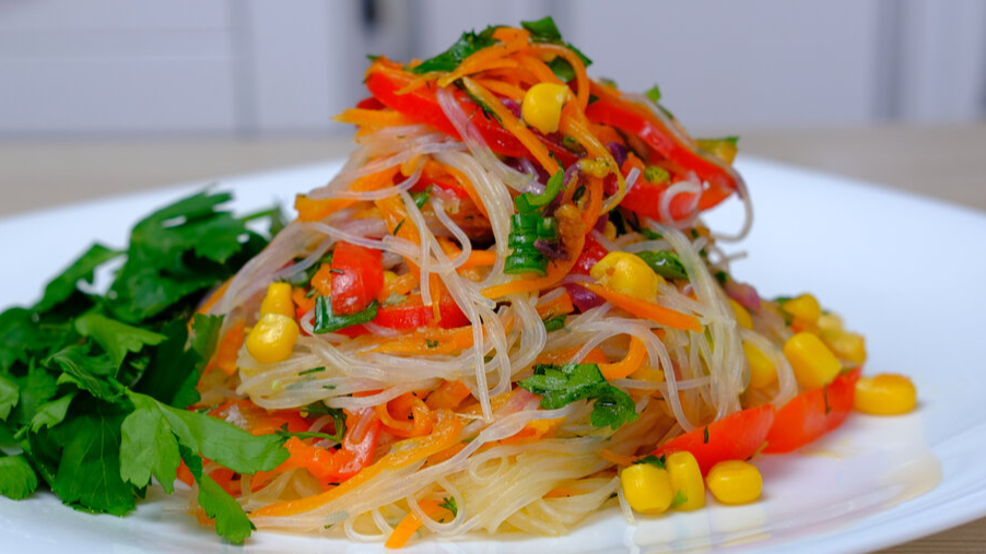 Салат с фунчозой: легкость и яркие вкусы на вашем столе