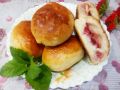 Нежные пирожки с вишней и клубникой, которые покорят ваше сердце