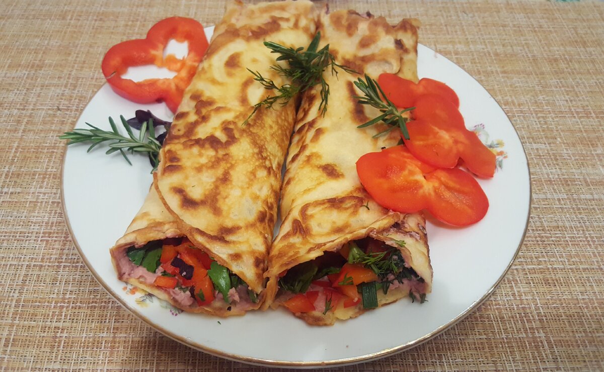 Нежные блинчики с утонченной начинкой: паштет, зелень и сладкий перец