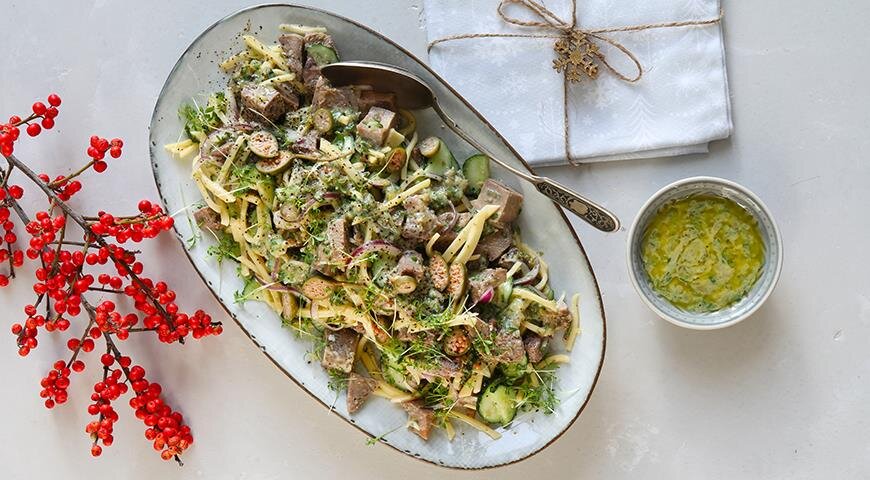 Элегантный салат с языком и сыром: идеальное блюдо для особых случаев