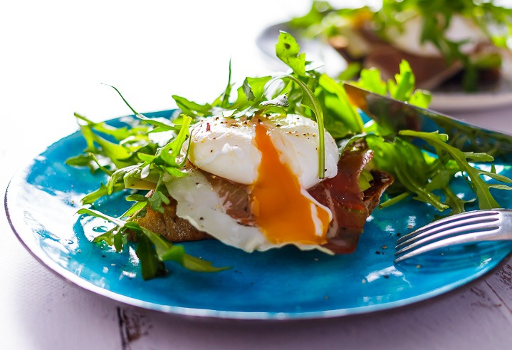 Популярный завтрак: тост с авокадо и яйцом пашот