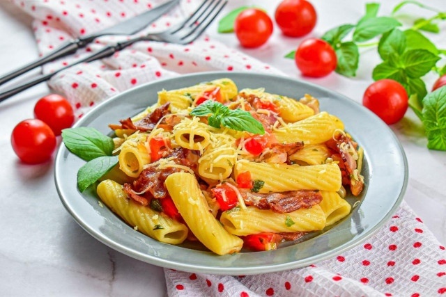Сытные макароны с беконом и сыром: быстрый и вкусный рецепт