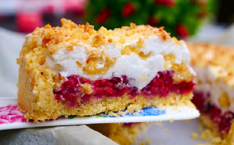 Нежный ягодный пирог с хрустящей корочкой: секреты семейного угощения