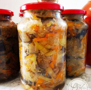 Простой и вкусный салат из баклажанов на зиму