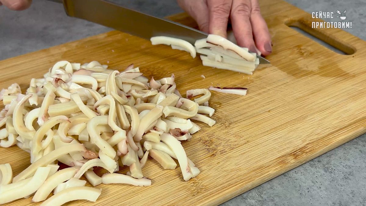 Неповторимый новогодний салат с морепродуктами, который удивит ваших гостей