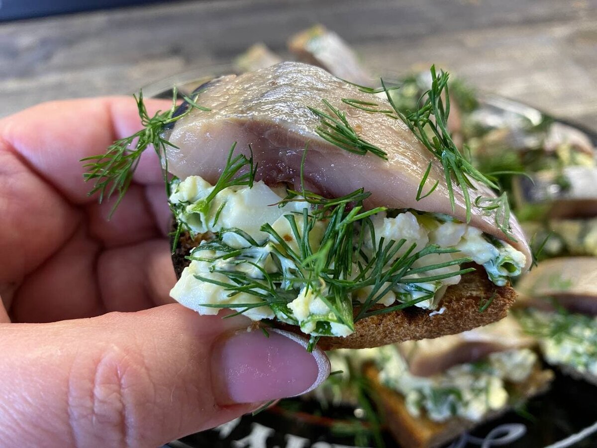 Нелюбимая классика: как быстро приготовить закуску из селедки с изюминкой