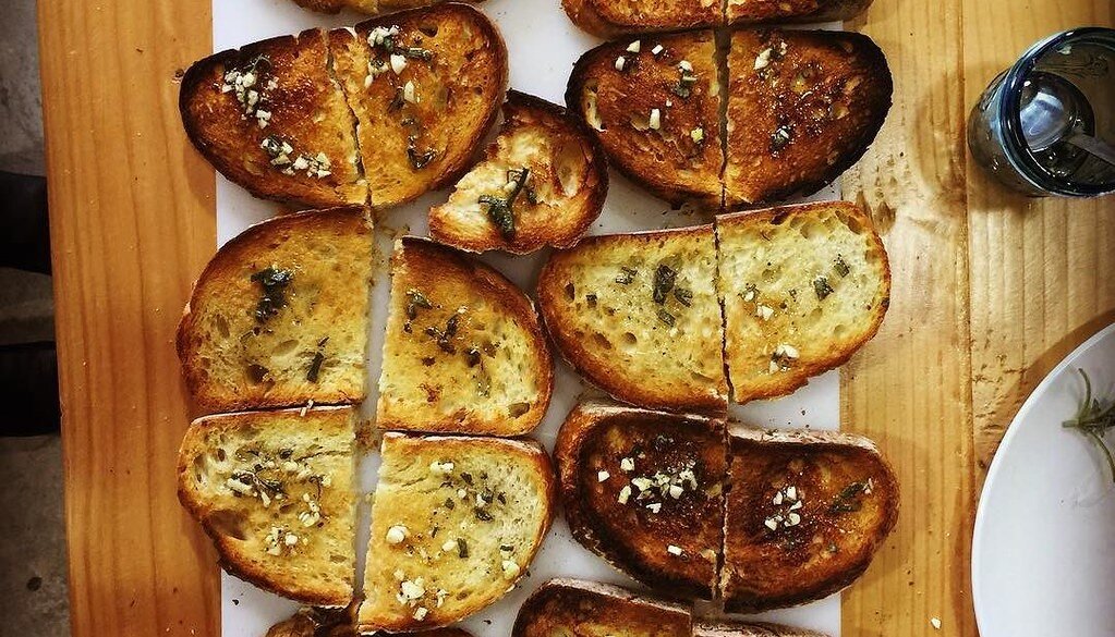 Ароматные чесночные гренки: идеальная закуска для любого блюда