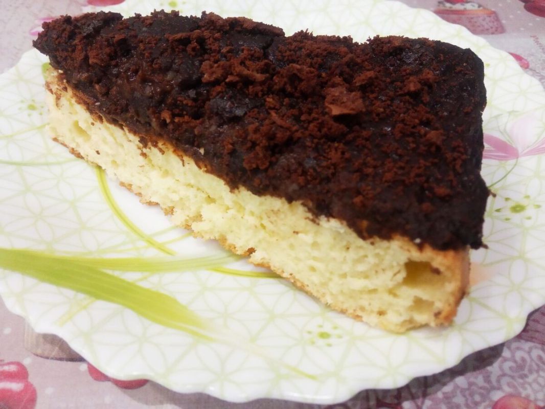 Нежный бисквитный пирог с шоколадным кремом, который порадует всех