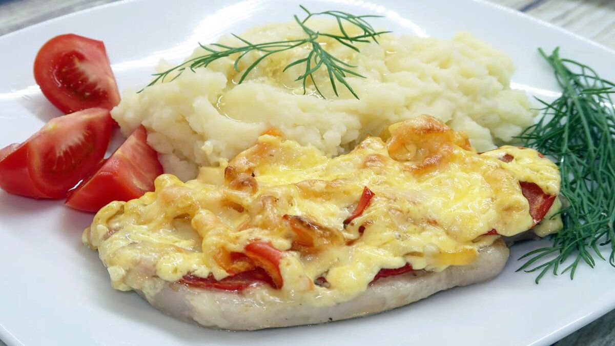 Сочные отбивные из свинины с помидорами и перцем, запеченные в духовке