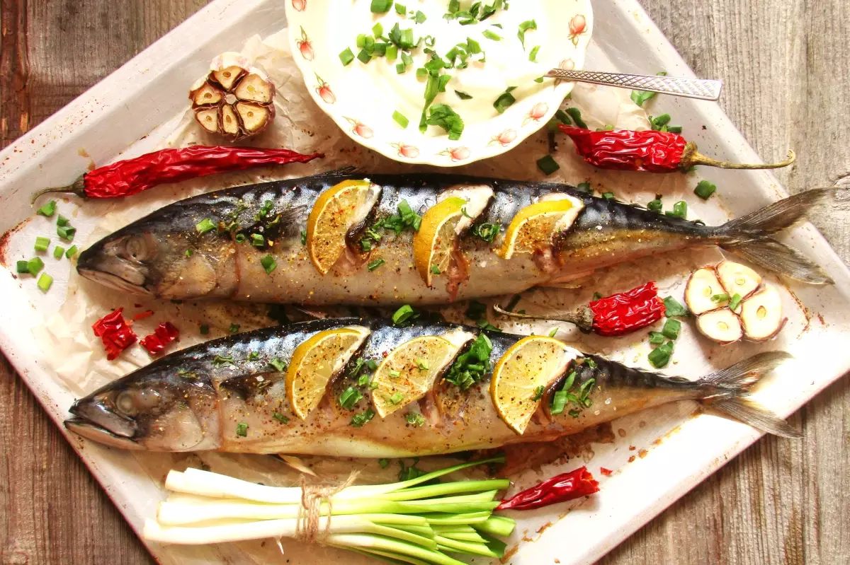 Вкусная скумбрия в духовке: простые рецепты для повседневных и праздничных ужинов