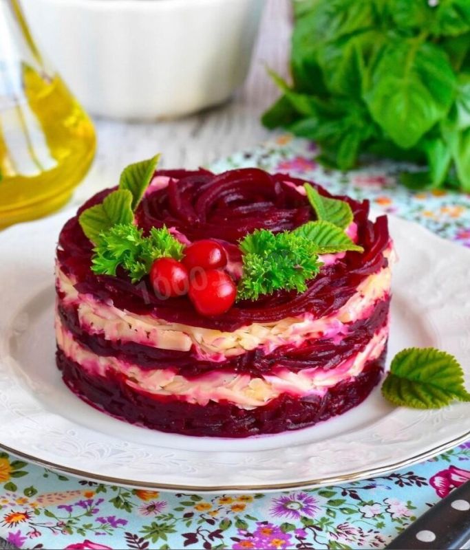 Салат из свеклы с сыром и чесноком