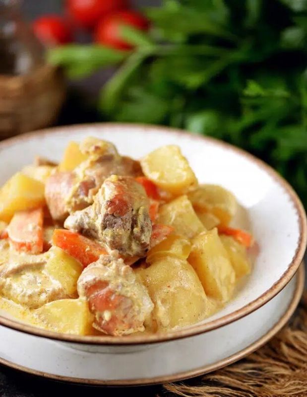 Ароматная индейка с картофелем в нежном сметанном соусе