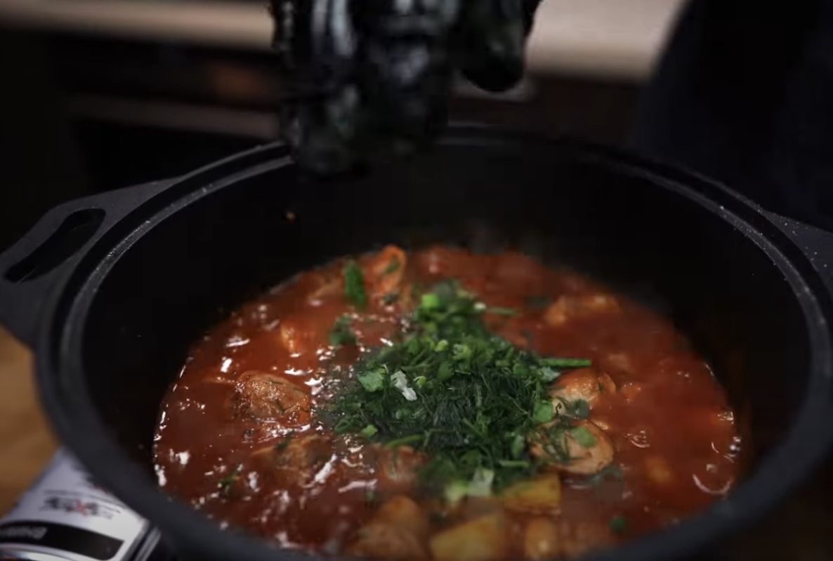 Купаты в томатном соусе: простое и сытное угощение для всей семьи