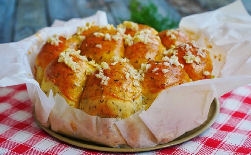 Пампушки с чесноком и укропом: секреты идеальной домашней выпечки