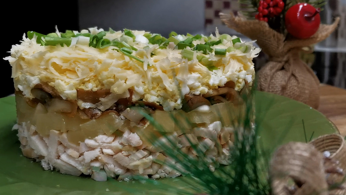 Простой и вкусный салат для новогоднего стола с удивительной начинкой