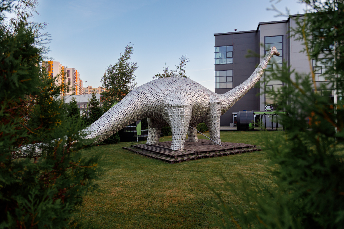 В мире искусства: Диплодок из крышечек