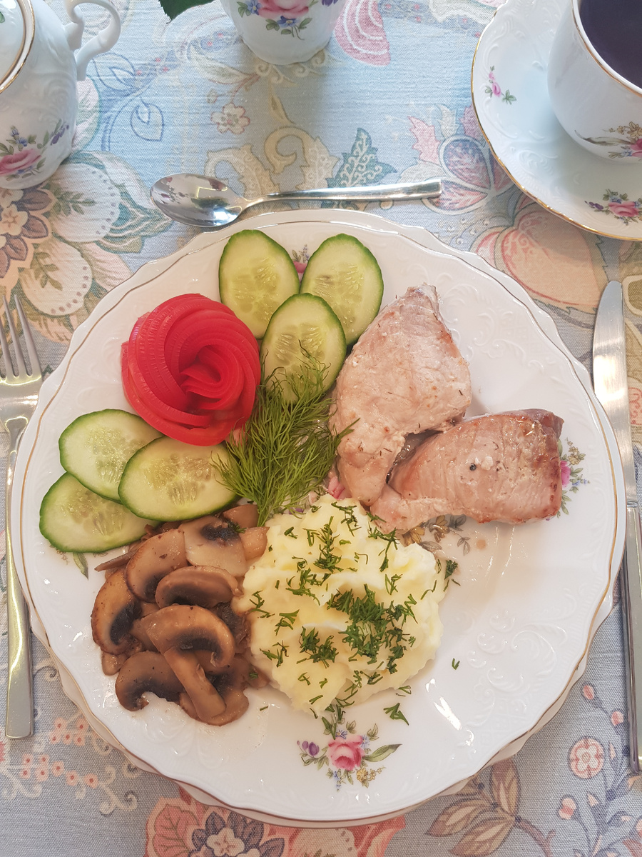 Сибирский вкус: уютный ужин с свининой и грибами