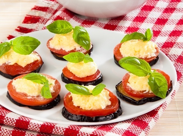 Баклажаны с помидорами: идеальная закуска для ваших гостей