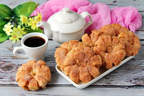 Яблочные колечки в слоеном тесте: простой и эффектный десерт