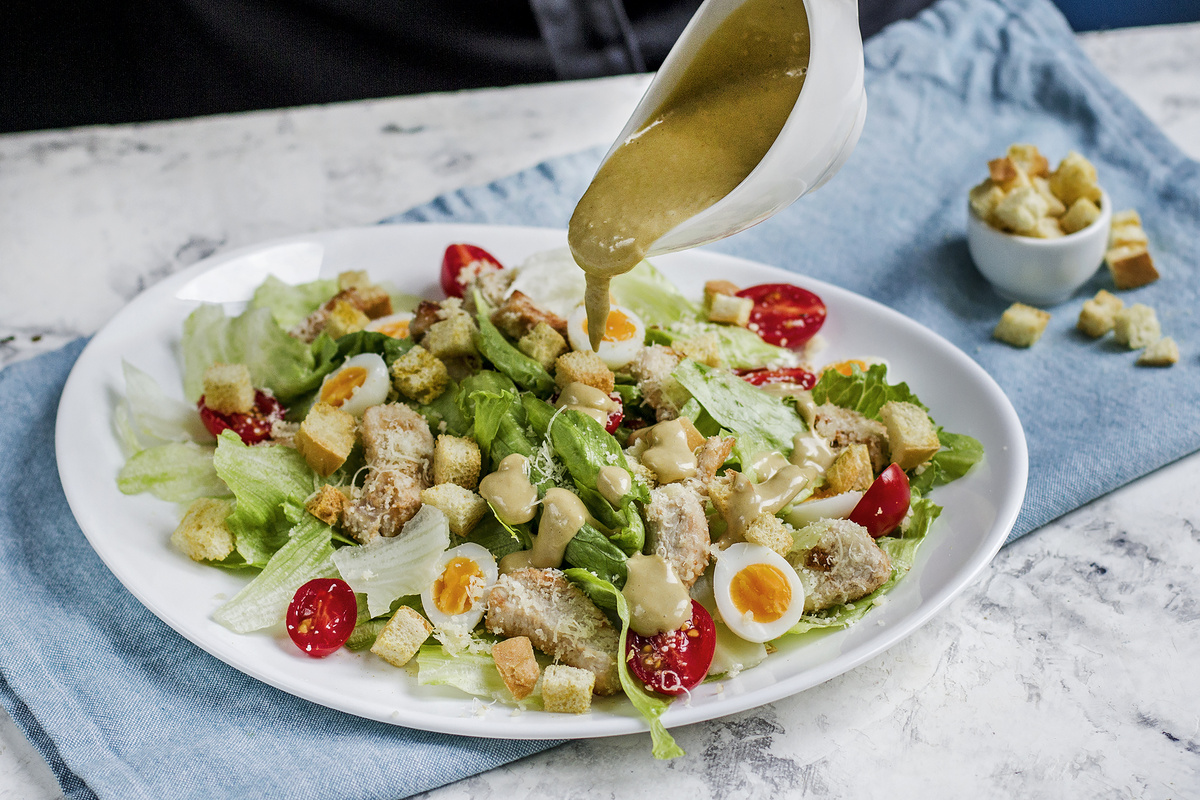 Неповторимый салат «Цезарь» с индейкой и перепелиными яйцами