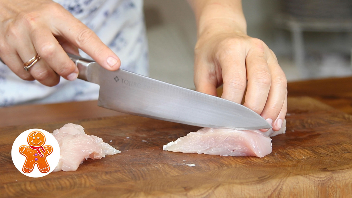 Простой способ приготовления курицы в сметанно-сырной заливке