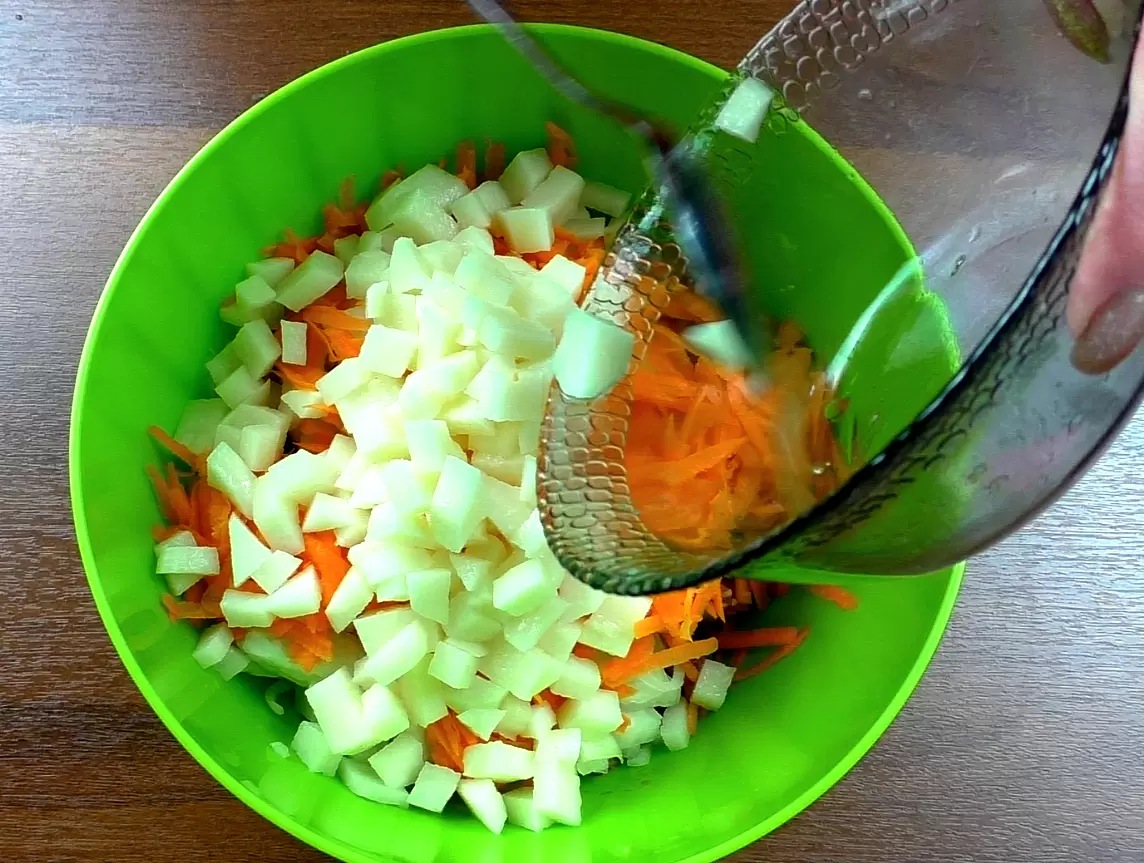 Вкусные рулетики с фаршем, картошкой и луком: простое решение для ужина