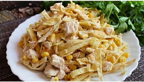 Летний салат с копчёным куриным мясом и свежими овощами