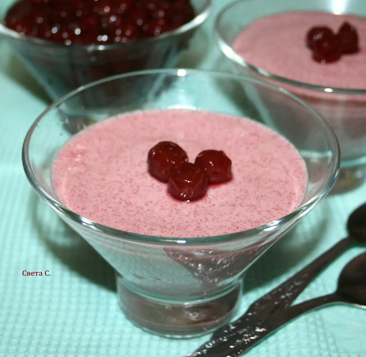 Нежный вишневый мусс из манки: легкий десерт для всей семьи