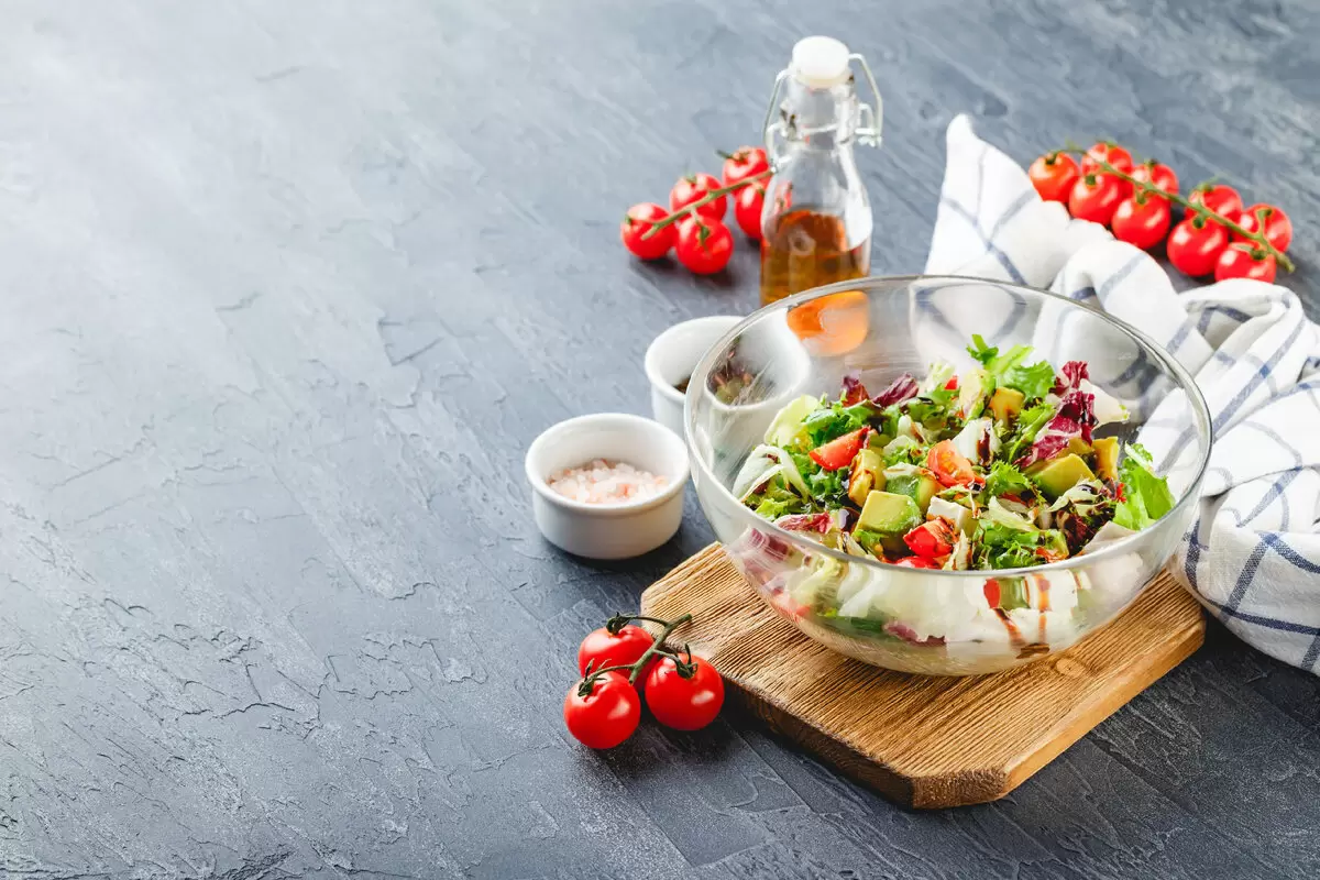 Яркий салат с авокадо и моцареллой для легкого ужина