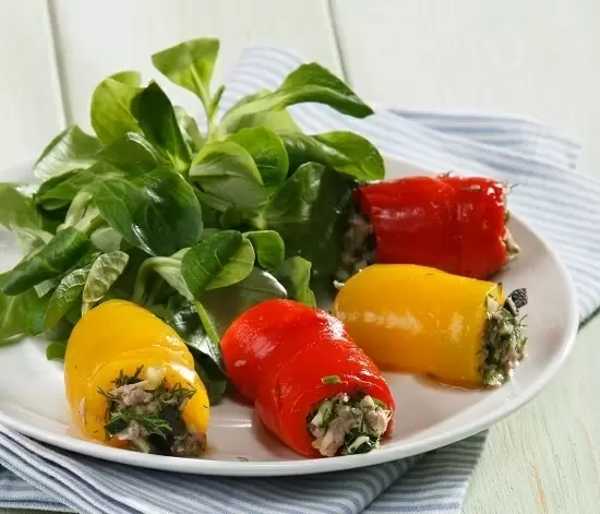 Закусочные рулетики из сладкого перца и тунца