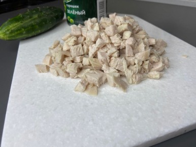 Летний салат с курицей и оригинальной заправкой: откройте новый вкус