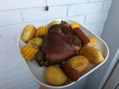 Идеальный рецепт рульки по-баварски: мясо, которое тает во рту