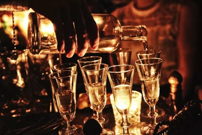 Опасности домашнего алкоголя: как самогон может угрожать вашему зрению