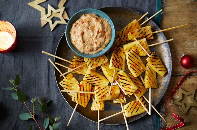 Ананасовые шашлычки с арахисовым соусом