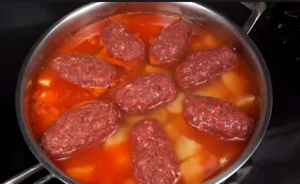 Как приготовить сытное блюдо: тушёная картошка с котлетами и томатным соусом