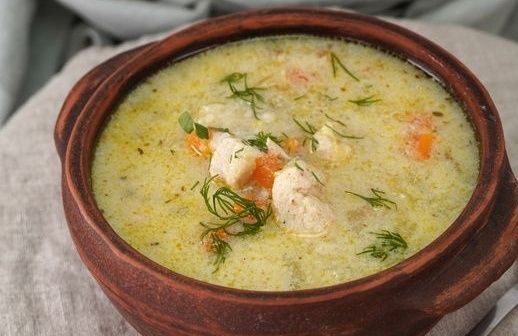 Легкий куриный суп с рисом и яичной ноткой для уютного вечера